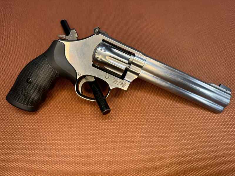 NEW IN BOX - Smith &amp; Wesson Model617 10 Shot .22LR
