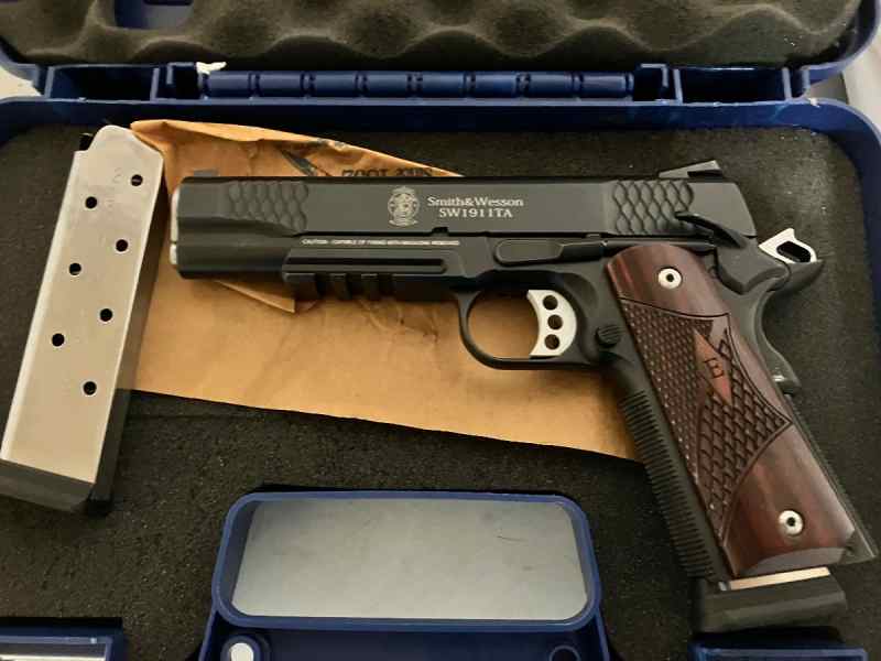 S&amp;W E-series 1911 tactical rail