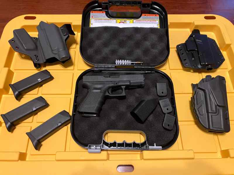 Glock 19 Gen4 - 3 magazines and 3 holsters