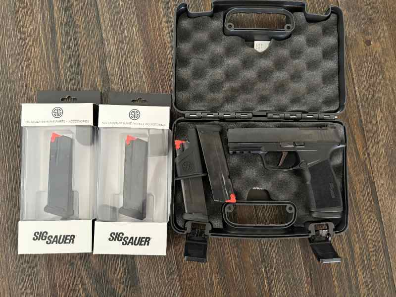 Sig Sauer P365-XMACRO with 5 mags 