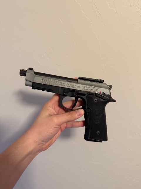 Beretta 92XI with extras 