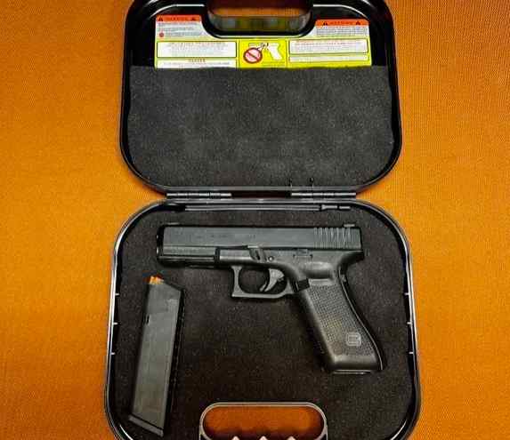 Glock G17 Gen 5 – 9mm. NIGHT SIGHTS.