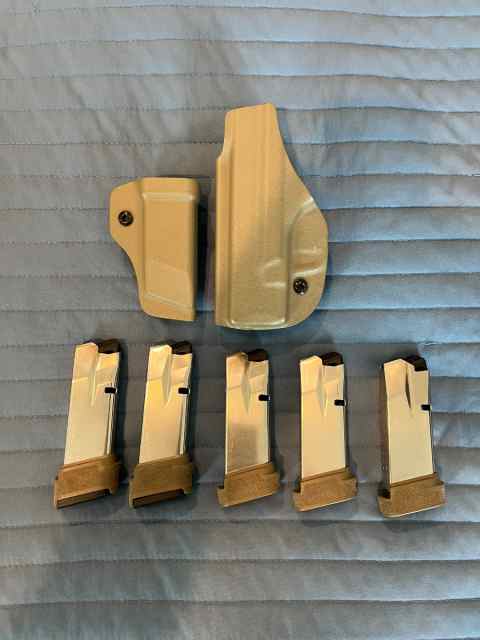 Hellcat: Holster, Magazines &amp; Magazine Carrier 