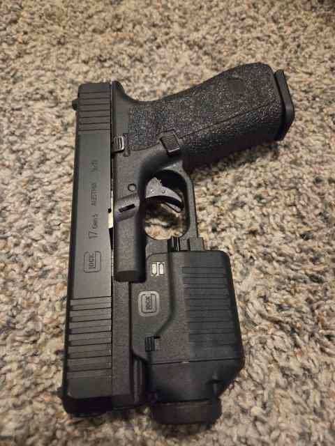 Glock 17 gen 5 *w/ threaded barrel