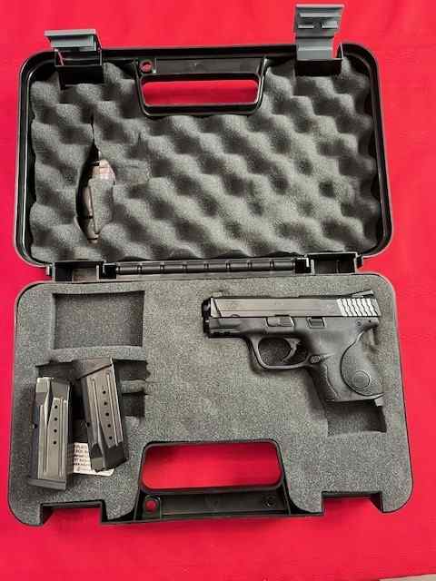 S&amp;W M&amp;P9c - Compact 9mm - like new with CT grips