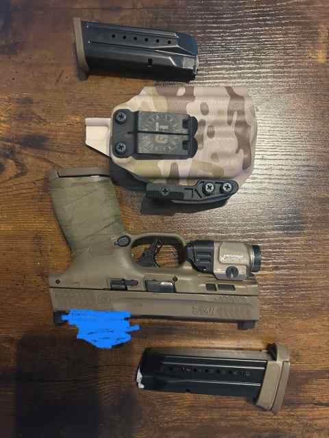 ***S&amp;W M&amp;P 2.0 IN 9MM FOR SALE W/EXTRAS!***