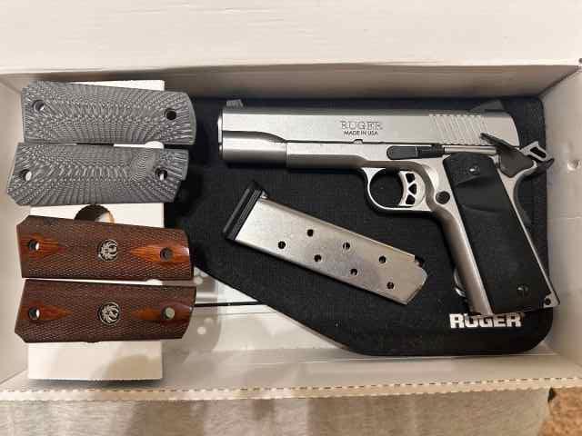 Ruger 1911 45acp /w extras 