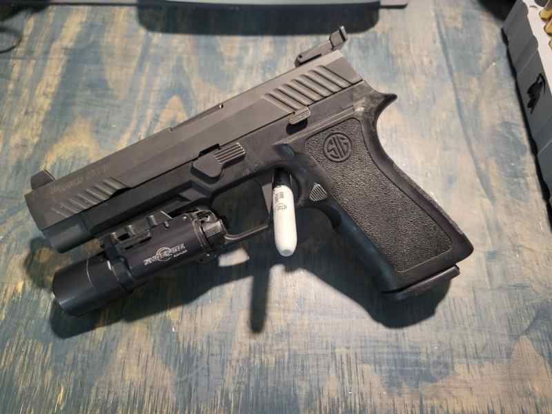 P320 with Surefire X300, Safariland