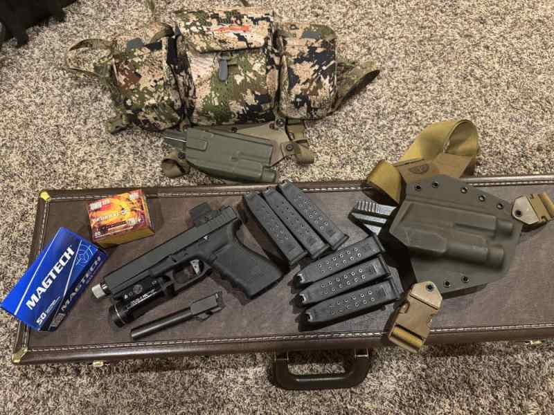 Glock 20 Gen4 - 6 Mags, 2 Chest Rigs, Holosun etc