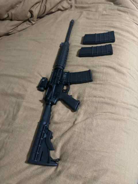 M&amp;P-15 .223/5.56 RIFLE W/ CT RED/GRN Dot Smith &amp; W