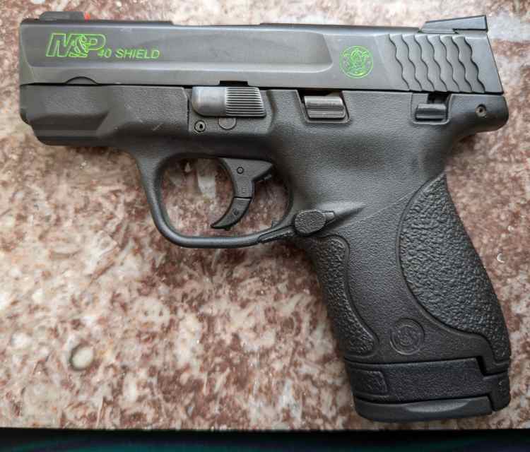 S&amp;W M&amp;P Shield .40 w/ fiber optic sights 