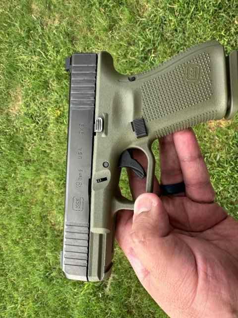 WTT Glock 19.5 w Trijicon HDs in battlefield green